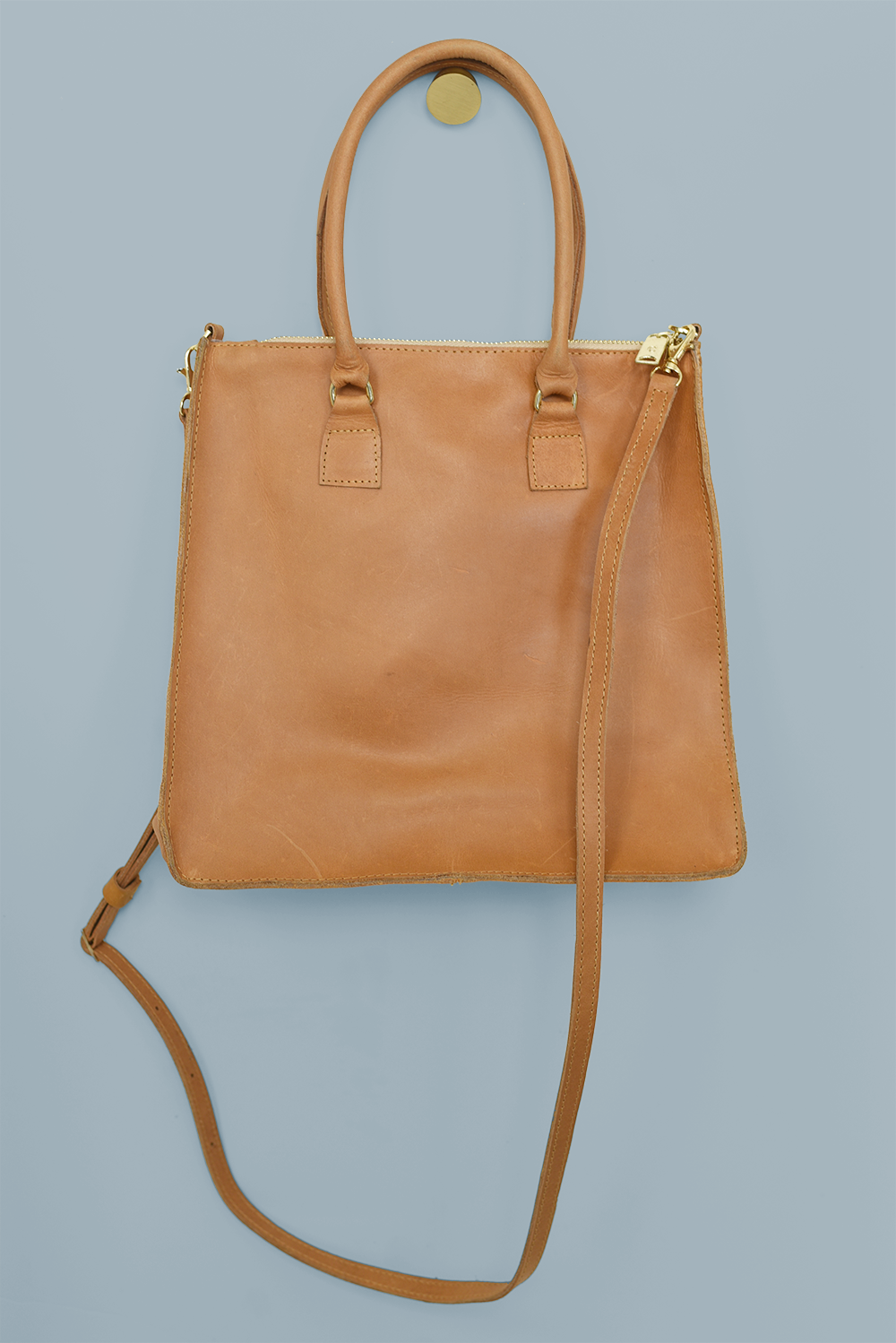 Midsized Leather Crossbody Handbag in Caramel Brown