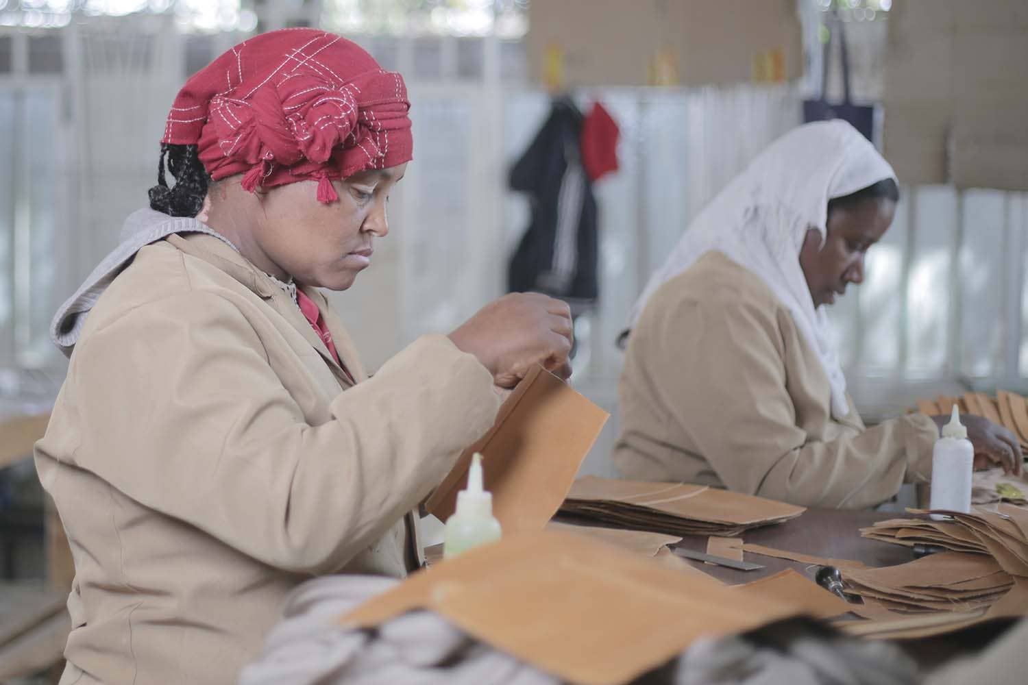 Midsized Leather Crossbody Handbag in Caramel Brown